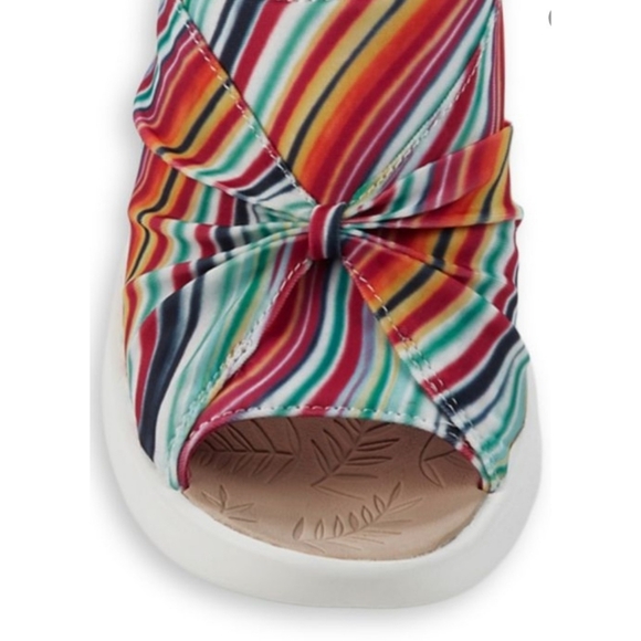 New in Box Bzees Women's Smile II, Wavestripe Multi-Colored Sandals Size 8 Light - Picture 14 of 15